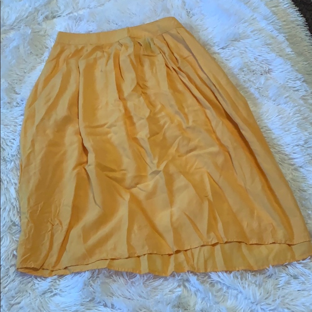 Yellow midi skirt!